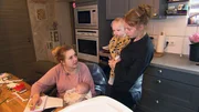 Sarafina (li.) und Loredana besprechen sich vor der gro&szlig;en Taufe