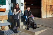 Jan Fitze auf dem Tiergandenhof in Kaisten (AG) mit Stefanie Sutter, die den Hof zusammen mit ihrer Schwester f&uuml;hrt.