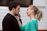 Flori ist froh, dass Klara doch noch eine Weile in Lansing bleibt. Von links: Florian Brunner (Tommy Schwimmer) und Klara (Josephine Kroetz).