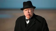 Winston Churchill (Brian Cox) blickt vom Strand aus in Richtung Normandie. (Lizenzzeit bis 31.03.2027)