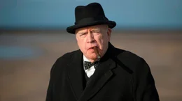 Winston Churchill (Brian Cox) blickt vom Strand aus in Richtung Normandie. (Lizenzzeit bis 31.03.2027)