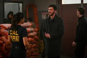 Stephanie Arcila als Gabriela Perez und Blake Lee als Finn reagieren auf eine Leuchtturmeinsatz- und Sturmsituation; Eve untersucht den Ursprung eines Grippeausbruchs in Three Rock.