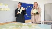 Lisa und Lena, ganz europ&auml;isch.