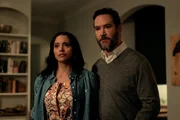 Gabrielle Walsh (Lacey Quinn) und Sir (Mark-Paul Gosselaar) Gabrielle Walsh (Lacey Quinn) und Sir (Mark-Paul Gosselaar)