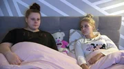 Lavinia (li.) und Estefania unterhalten sich &uuml;ber die Beziehungskrise zwischen Lavinia und Tim.