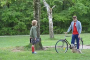 Tobias (Jelle Stout, l,) trifft seinen Lehrer Herrn Kees (Leendert de Ridder, r.) im Park und fragt ihn, ob die Umbauarbeiten in seinem Haus alle erledigt sind.