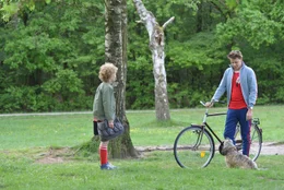 Tobias (Jelle Stout, l,) trifft seinen Lehrer Herrn Kees (Leendert de Ridder, r.) im Park und fragt ihn, ob die Umbauarbeiten in seinem Haus alle erledigt sind.
