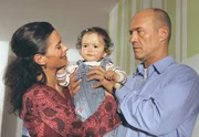 Lisa (Sandra Speichert) &uuml;bergibt ihre kleine Tochter Maya (Maya Lauterbach) vertrauensvoll an Max (Heiner Lauterbach), dem die Rolle als Babysitter zun&auml;chst Unbehagen bereitet.