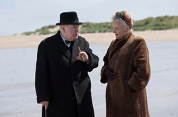 Winston Churchill (Brian Cox) und seine Frau Clementine (Miranda Richardson) beraten sich am Strand. (Lizenzzeit bis 31.03.2027)