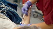 Wie kommt man raus aus der Gesundheitsfalle? Die Reportage begleitet Menschen, die die Situation bessern wollen, in einem kleinen Krankenhaus in Prenzlau, einem mobilen Schwesternmodell in Elsterwerda und einer digitalisierten Poliklinik in Lauchhammer. - Notfallversorgung im Krankenhaus.