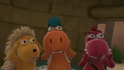 Matilda, Kokosnuss und Oskar stehen nebeneinander und haben einen Gesichtsausdruck, als hätten sie gerade ein Gespenst gesehen. Matilda, Kokosnuss und Oskar stehen nebeneinander und haben einen Gesichtsausdruck, als hätten sie gerade ein Gespenst gesehen.