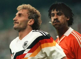 Rudi V&ouml;ller - eine lebende Fu&szlig;ball-Legende. Unvergessen die Szene im WM-Achtelfinale 1990, als der Niederl&auml;nder Frank Rijkaard den deutschen St&uuml;rmer anspuckt. "Terra X History" erinnert an gro&szlig;e Momente auf dem Spielfeld und zeichnet ein Portrait des deutschen Ausnahme-Fu&szlig;ballers Rudi V&ouml;ller.