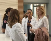 Dr. Maggie Pierce (Kelly McCreary, l.); Dr. Meredith Grey (Ellen Pompeo, r.)
