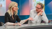 Zu Gast bei Louis Klamroth: Patrice Aminati (Unternehmerin, setzt sich für Hautkrebs-Screenings ein) und Eckart von Hirschhausen (Arzt und Fernsehmoderator, präsentiert die ARD-Doku „Hirschhausen und die Deepfake-Mafia“ über den Betrug mit medizinischem Produkten). Zu Gast bei Louis Klamroth: Patrice Aminati (Unternehmerin, setzt sich für Hautkrebs-Screenings ein) und Eckart von Hirschhausen (Arzt und Fernsehmoderator, präsentiert die ARD-Doku „Hirschhausen und die Deepfake-Mafia“ über den Betrug mit medizinischem Produkten).