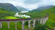 Das Glenfinnan-Viadukt samt Jacobite-Museumsbahn an der West Highland Line Das Glenfinnan-Viadukt samt Jacobite-Museumsbahn an der West Highland Line