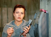 Elke (Monika Guthmann) spricht Jan auf den Anrufbeantworter. Ihr sind Zweifel gekommen, ob ihre Zukunft mit Jan überhaupt das Richtige ist. Elke (Monika Guthmann) spricht Jan auf den Anrufbeantworter. Ihr sind Zweifel gekommen, ob ihre Zukunft mit Jan überhaupt das Richtige ist.