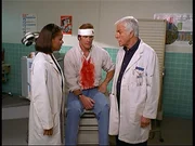 Steve (Barry Van Dyke, M.) hat keine Lust mehr, bei der Katastrophen&uuml;bung den Schwerverletzten zu spielen. Doch Amanda (Victoria Rowell, l.) und Mark (Dick Van Dyke, r.) versuchen, ihn von der Wichtigkeit der &Uuml;bung zu &uuml;berzeugen.