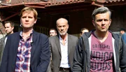 In h&ouml;chster Gefahr: Kronzeuge Victor Miro (Heiner Lauterbach, Mitte), der gegen Gangster Darankow aussagen wird von Personensch&uuml;tzer Hameister (Kai Ivo Baulitz, li.) und seinen Kollegen aus dem Haus begleitet.