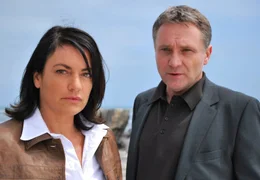 Hanna (Christine Neubauer) und ihr Mann Andreas (Bernhard Schir) reisen nach Afrika.