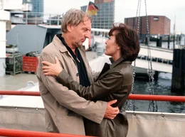 Am Ende klappt es doch zwischen Wieland (G&uuml;nther Maria Halmer) und seiner gro&szlig;en Liebe Dorothee (Thekla Carola Wied).