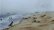 Kanadische Soldaten rücken am Strand entlang vor. Granatenfeuer während der Übung Tiger, einer Trainingsübung endete im April 1944 in einer Katastrophe Kanadische Soldaten rücken am Strand entlang vor. Granatenfeuer während der Übung Tiger, einer Trainingsübung endete im April 1944 in einer Katastrophe