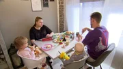 Lavinia, Tim und die beiden Kinder beim gemeinsamen Fr&uuml;hst&uuml;ck