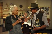 Theresa hat Lunte gerochen und will die Spieluhr nicht wieder hergeben. Von links: Theresa Brunner (Ursula Erber), Florian Brunner (Tommy Schwimmer) und Lorenz Schattenhofer (Werner Rom).