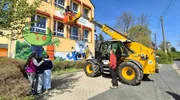Die Grundschule bekommt einen neuen Namen aufgesprüht. Die Grundschule bekommt einen neuen Namen aufgesprüht.