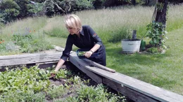 Arriach, Claudia Tr&uuml;gler am Kr&auml;uterbeet.