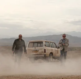 L-R: Danny (Jason Statham), Hunter (Robert De Niro)