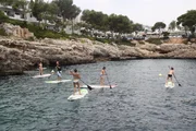 Buse, Surflehrer, Bianca, Louisa und Weya beim Surfunterricht. Buse, Surflehrer, Bianca, Louisa und Weya beim Surfunterricht.