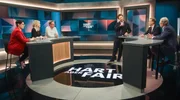 Zu Gast bei Louis Klamroth (3.v.r.): v.l.n.r. Clara Schlagowski (studiert Gesundheitsökonomie und wurde wegen eines Gehirntumors behandelt), Patrice Aminati (Unternehmerin, setzt sich für Hautkrebs-Screenings ein), Eckart von Hirschhausen (Arzt und Fernsehmoderator, präsentiert die ARD-Doku „Hirschhausen und die Deepfake-Mafia“ über den Betrug mit medizinischem Produkten), Hendrik Streeck (CDU, Gesundheitspolitiker, Drogenbeauftragter der Bundesregierung und Universitätsprofessor) und Andreas Gassen (Vorstandsvorsitzender der Kassenärztlichen Bundesvereinigung und Orthopäde). Zu Gast bei Louis Klamroth (3.v.r.): v.l.n.r. Clara Schlagowski (studiert Gesundheitsökonomie und wurde wegen eines Gehirntumors behandelt), Patrice Aminati (Unternehmerin, setzt sich für Hautkrebs-Screenings ein), Eckart von Hirschhausen (Arzt und Fernsehmoderator, präsentiert die ARD-Doku „Hirschhausen und die Deepfake-Mafia“ über den Betrug mit medizinischem Produkten), Hendrik Streeck (CDU, Gesundheitspolitiker, Drogenbeauftragter der Bundesregierung und Universitätsprofessor) und Andreas Gassen (Vorstandsvorsitzender der Kassenärztlichen Bundesvereinigung und Orthopäde).