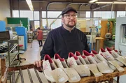 Die Laufschuhe mit dem Namen "Roadrunner" waren in den 1960er Jahren der gro&szlig;e Wurf des Schuhmachers Eugen Br&uuml;tting aus Oberfranken. Bis heute werden sie weitgehend in Handarbeit hergestellt, getragen als Sneaker im Alltag.