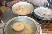 Elena aus M&aacute;laga kombiniert traditionelle Garnelensuppe mit roten Kartoffeln und Zitronenmayonnaise.