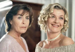Die Partnervermittlerin Dorothee Wahlberg (Thekla Carola Wied, li.) hat ihrer besten Kundin Beatrix Hohenheubach (Saskia Vester) den Traummann vermittelt - und sich selbst damit ungl&uuml;cklich gemacht.