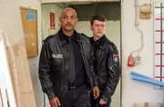 Lukas Petersen (Patrick Abozen, li.) und Daniel Schirmer (Sven Fricke, r.) erreichen die Tischlerei gerade noch rechtzeitig, um eine Eskalation zu verhindern. Lukas Petersen (Patrick Abozen, li.) und Daniel Schirmer (Sven Fricke, r.) erreichen die Tischlerei gerade noch rechtzeitig, um eine Eskalation zu verhindern.