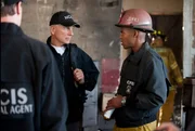 Müssen in einem neuen Fall zusammenarbeiten: Gibbs (Mark Harmon, l.) und Jason King (Gaius Charles, r.) ... Müssen in einem neuen Fall zusammenarbeiten: Gibbs (Mark Harmon, l.) und Jason King (Gaius Charles, r.) ...