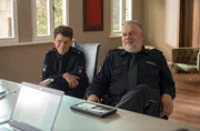 Das Interview mit der Revierleiterin zu ihrem Dienstjubiläum läuft nicht ganz so, wie Daniel Schirmer (Sven Fricke, l.) und Helmut Husmann (Torsten Münchow, r.) sich das vorgestellt hatten. Das Interview mit der Revierleiterin zu ihrem Dienstjubiläum läuft nicht ganz so, wie Daniel Schirmer (Sven Fricke, l.) und Helmut Husmann (Torsten Münchow, r.) sich das vorgestellt hatten.