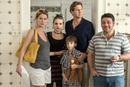 Filippo (Leonardo Nigro, re.) zeigt Michael (Thomas Heinze, 2.v.rechts), Susanne (Esther Schweins, links) und den Kindern Caroline (Mala Emde) und Tobias (Nick Julius Schuck) ihre neue Wohnung in Rom.