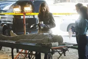 Die Studentin Jane Herzfeld wird erschossen und einbetoniert aufgefunden. Kate Beckett (Stana Katic) macht sich am Tatort selbst ein Bild von der Lage ...