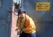 Die kleine Sofie (Sophie Pfl&uuml;ger), die mit einem ferngesteuerten Buggy spielt, schleicht sich heimlich auf das Fabrikgel&auml;nde...