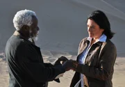 Moses (Chris April) weiht Hanna (Christine Neubauer) in ein religi&ouml;ses Geheimnis ein.