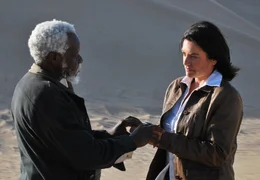 Moses (Chris April) weiht Hanna (Christine Neubauer) in ein religi&ouml;ses Geheimnis ein.