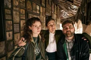 Roswitha (Bettina Mittendorfer, Mitte) umarmt Mia (Nadja Sabersky) und Franz (Alexander Gaida). Roswitha (Bettina Mittendorfer, Mitte) umarmt Mia (Nadja Sabersky) und Franz (Alexander Gaida).
