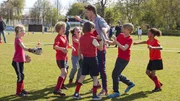 Herr Kees (Leendert de Ridder, M.) und sein Fu&szlig;ballteam der Klasse 6b bejubeln ihren Sieg.