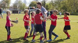 Herr Kees (Leendert de Ridder, M.) und sein Fu&szlig;ballteam der Klasse 6b bejubeln ihren Sieg.
