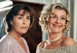 Die Partnervermittlerin Dorothee Wahlberg (Thekla Carola Wied, li.) hat ihrer besten Kundin Beatrix Hohenheubach (Saskia Vester) den Traummann vermittelt - und sich selbst damit ungl&uuml;cklich gemacht.