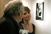 Borchert (Christian Kohlund, li.) und seine Chefin Dominique (Ina Paule Klink) besuchen eine Ausstellung.