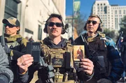 Mit Bibel, Verfassung und Schnellfeuergewehr: Demonstranten der "Virginia Citizens Defense League" protestieren gegen strengere Waffengesetze. Mit Bibel, Verfassung und Schnellfeuergewehr: Demonstranten der "Virginia Citizens Defense League" protestieren gegen strengere Waffengesetze.