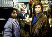 Ellies Tochter Vanessa (Akosua Busia, l.) m&ouml;chte, ganz gegen den Willen ihrer Mutter, S&auml;ngerin werden. Jonathan (Michael Landon, r.) will ihr dabei helfen.
